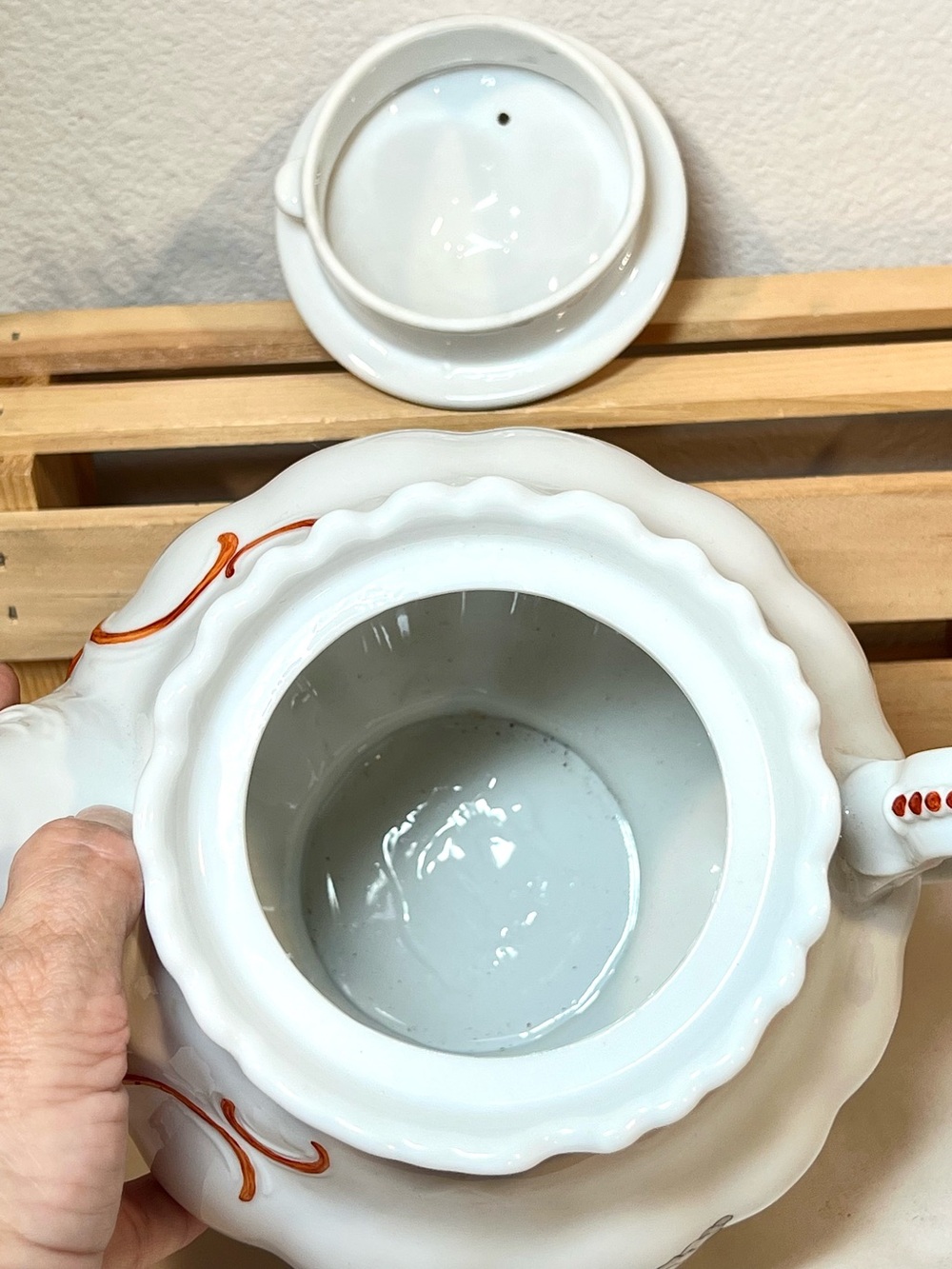 White Porcelain Teapot w Seashell Design | Japanese Kakiemon Style Scrollwork - Picture 10 of 15